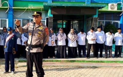 Kapolsek Terisi AKP Joni Jadi Pembina Upacara di MTsN 11 Indramayu, Sampaikan Pesan Penting soal Disiplin