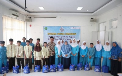 Joyful Ramadan Mubarak, Kamad MTsN 11 Indramayu Salurkan Sembako untuk Siswa Asrama