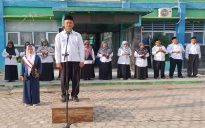Pembina Upacara MTsN 11 Indramayu Sampaikan Pentingnya Meneladani Akhlak Nabi: Pemalu dan Tawadhu